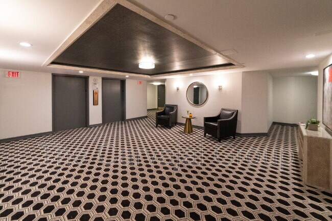 Building Photo - 400 E Colonial Dr