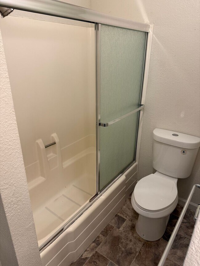 Building Photo - 3-bedroom, 2-bathroom home in Redding Updated Interior!