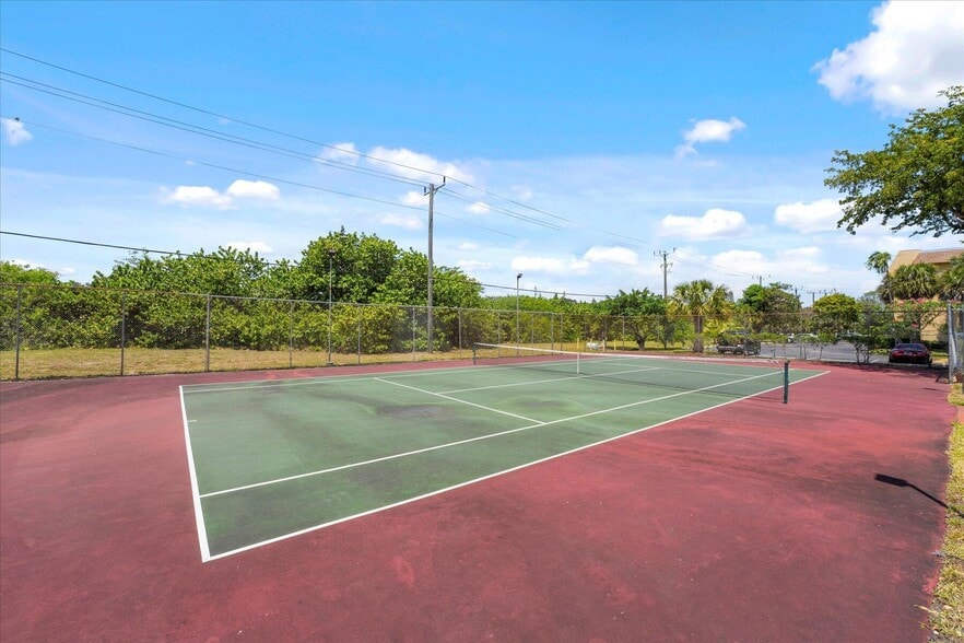 tennis courts - 470 NW 20th St