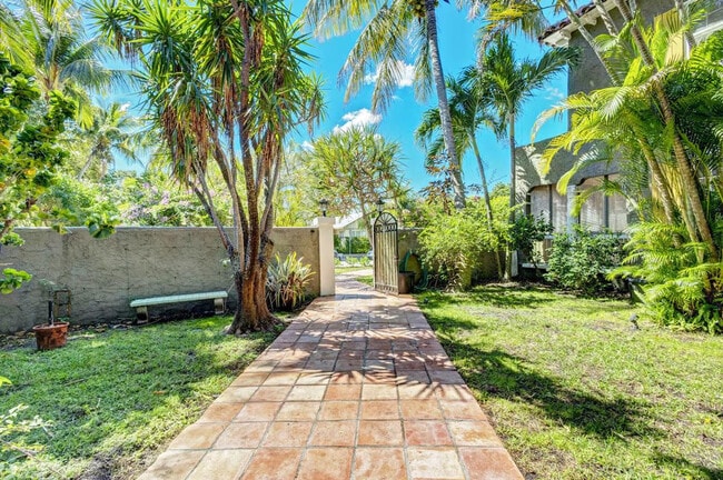 Building Photo - 2800 Broadway