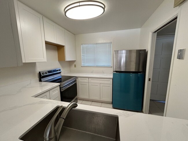 Building Photo - Updated 3 Bed, 1.5 Bath Townhome with Priv...