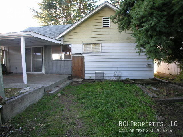 Building Photo - This beautiful 2 bedroom, 1 bath home is m...