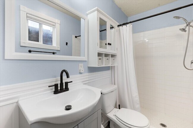 Building Photo - 657 22nd Ave