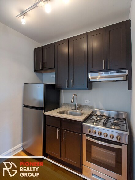 Building Photo - 4616 N Paulina St