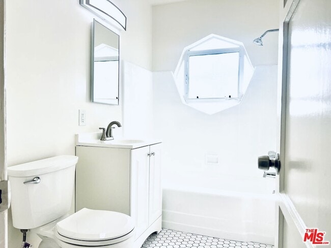 Building Photo - 1860 Alexandria Ave