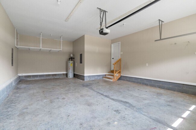 Building Photo - Large home in Hazelwood Area