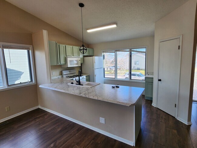 Building Photo - ~Applications Pending~ RENT SPECIAL ~ HOLIDAY MERRINESS ~ 3 Bedroom, 3 Bath Home for rent Close t...