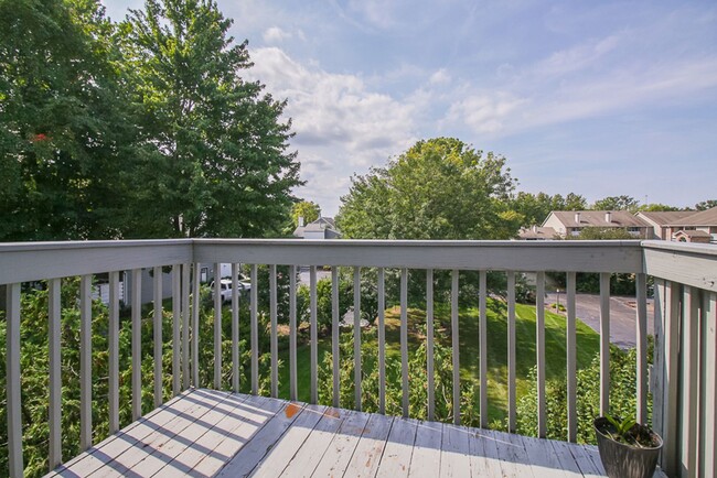 Building Photo - 3 Bedroom/2.5 Bath Westlake!! Condo living...