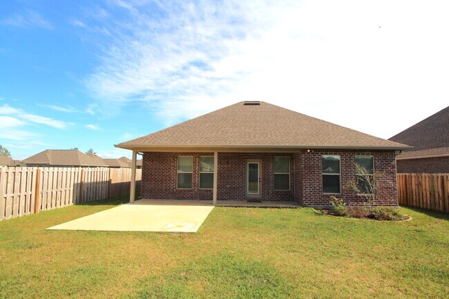 Building Photo - Spacious 3-Bedroom, 2-Bath Brick Home in N...