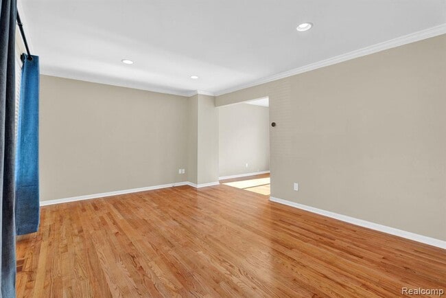 Building Photo - 1560 E Lincoln St