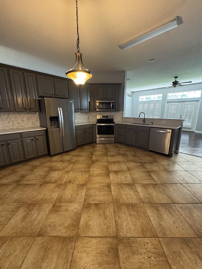 Building Photo - 4 bedroom 2 bath home with large fenced in...