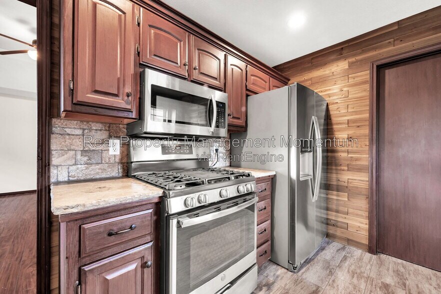 Building Photo - 813 Daniel Ln