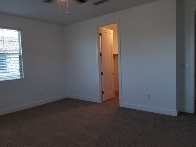 Building Photo - AMAZING TOWNHOME IN MCQUEEN AND OCOTILLO