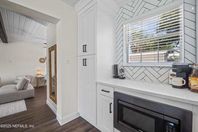 Building Photo - 1717 Sunset Dr