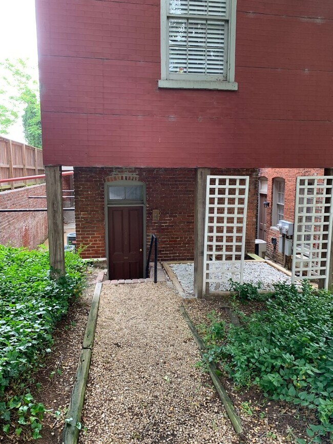 Building Photo - 212 W Main St