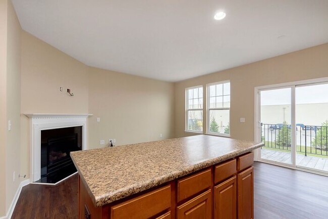 Building Photo - 3 Bedroom Townhome in Zionsville Schools