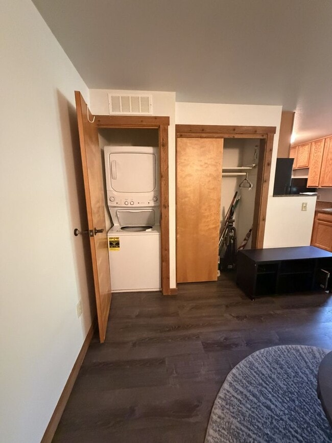 Building Photo - Pet Friendly Ponds Studio ( one pet considered)