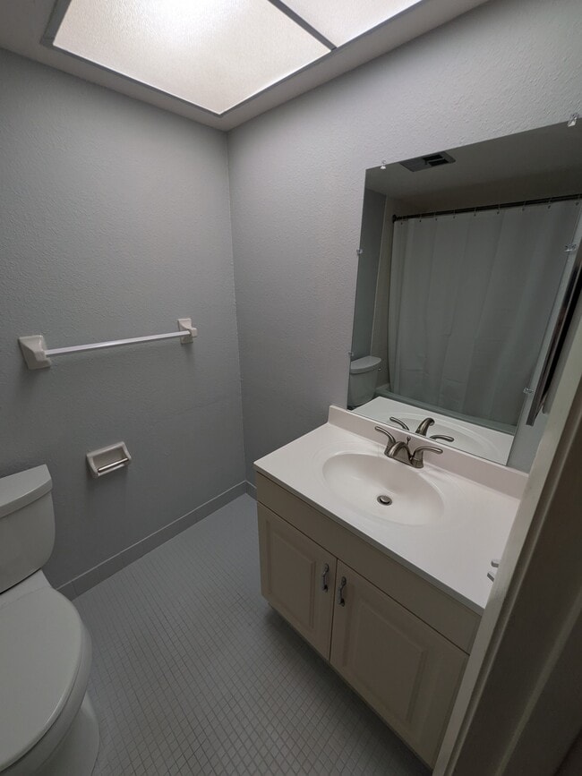 Building Photo - 4710 Bay St NE