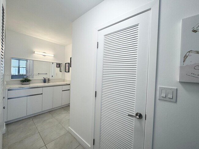 Building Photo - 3800 S Ocean Dr