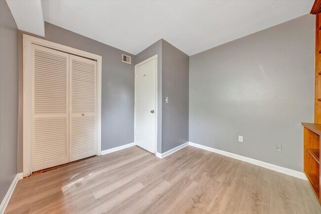 Building Photo - 104 Southampton Ct