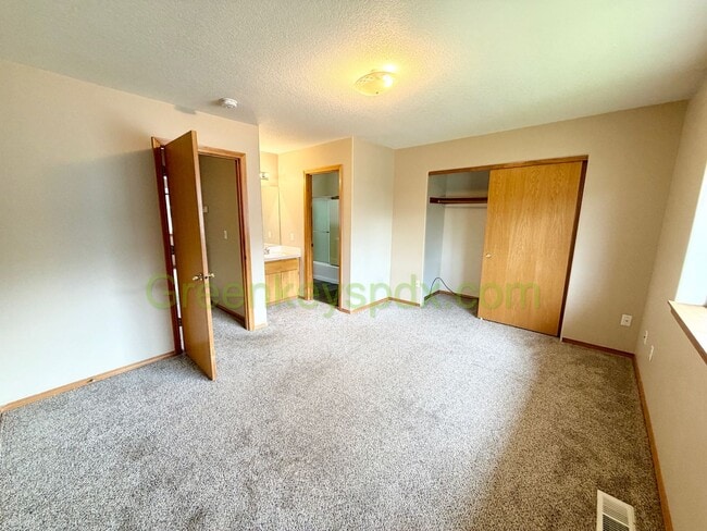 Building Photo - 10474-NE Lija Loop Duplex