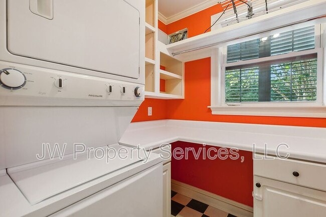 Building Photo - 5427 Charlotte Dr