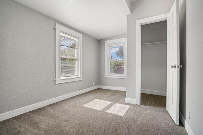 Building Photo - Charming 3 Bedroom Home Near Broadway | Spacious Layout | Prime Sacramento Location