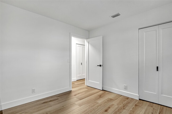 Building Photo - 416 W Mango St