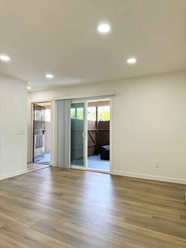 Building Photo - 440 W Orangewood Ave