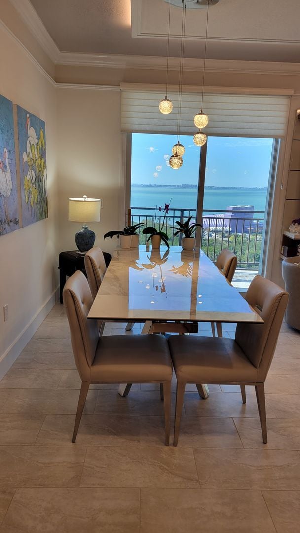 Building Photo - Seasonal only-beautifully renovated downto...