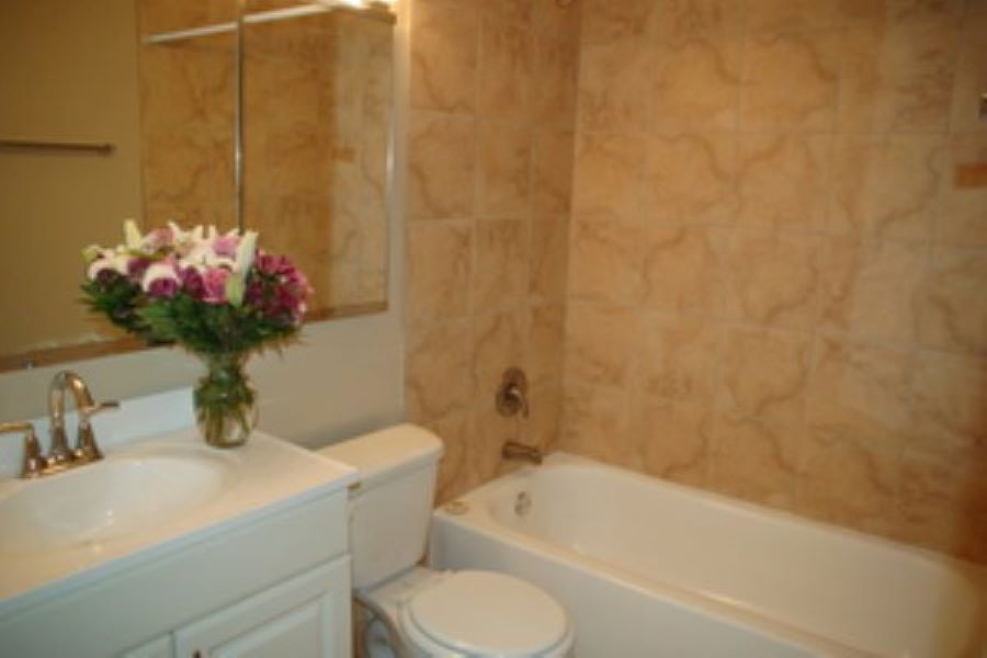 Building Photo - 1660 N La Salle Dr