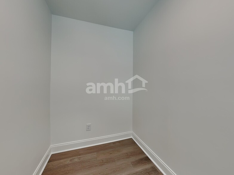 Building Photo - 551 Armstrong Curv