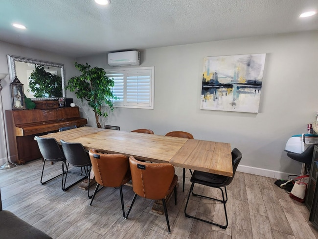 Building Photo - 3207 E Juniper Ave