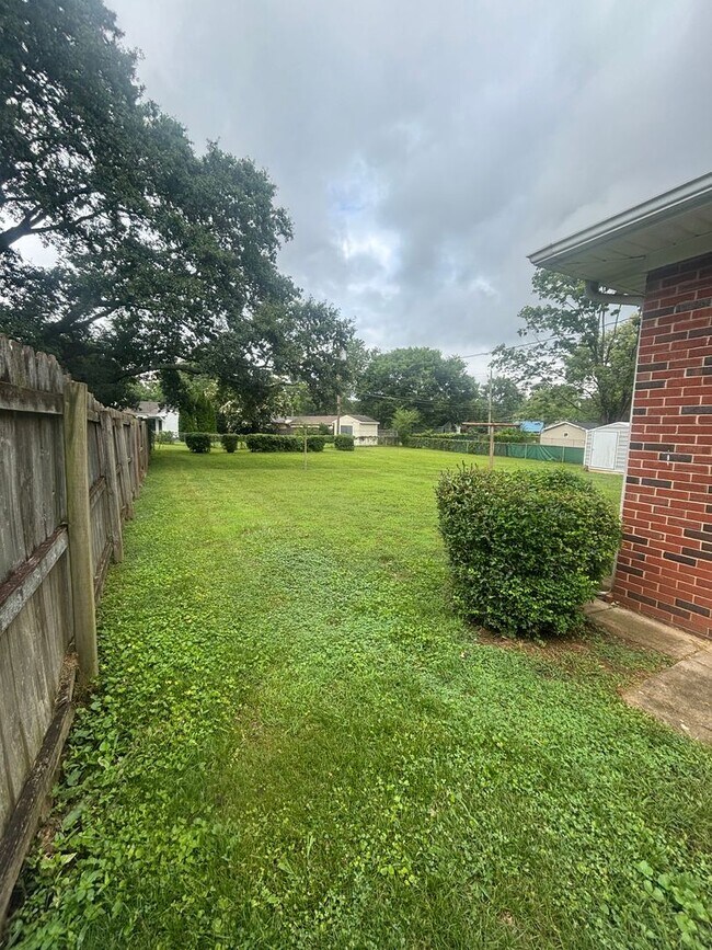 Building Photo - 1805 Stevens Dr NE