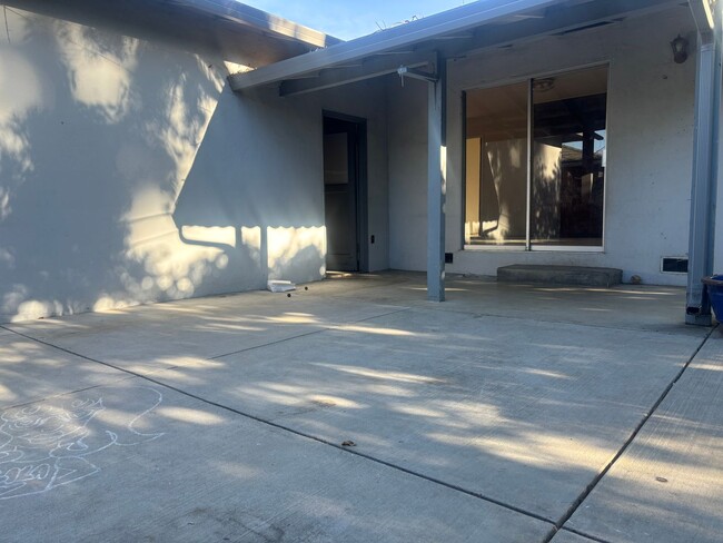 Building Photo - Coming Soon! This Spacious 4/2 Charmer in ...