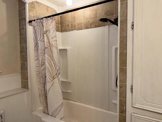 Building Photo - "Charming 2-Bed Home with Gleaming Hardwood Floors in Central Lubbock – 1274 Sq. Ft. of Cozy Livi...
