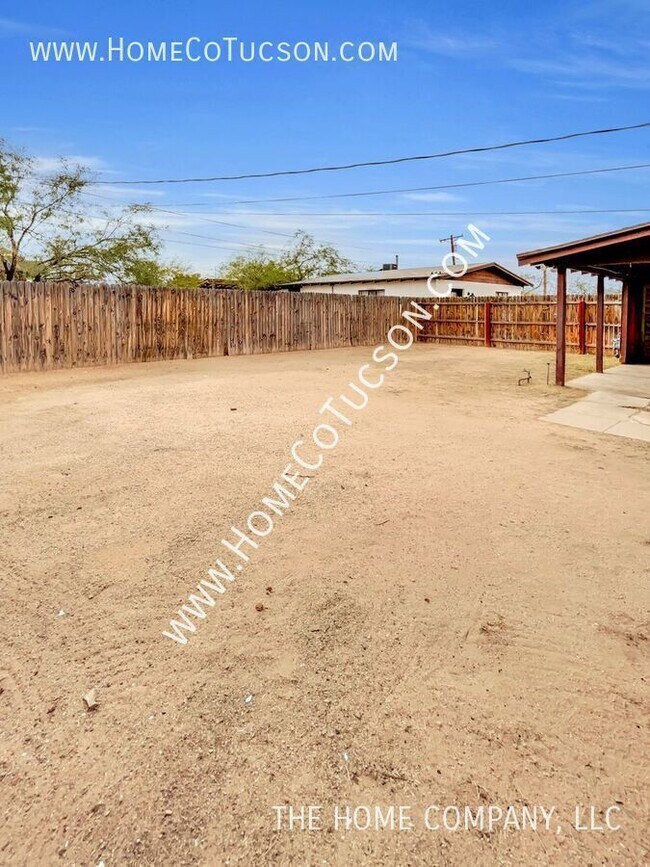 Building Photo - 833 W Jacinto St