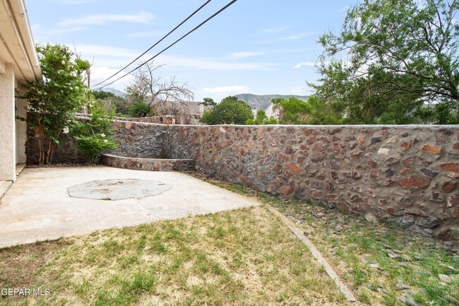 Building Photo - 316 Thunderbird Dr