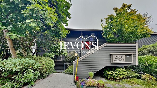 Building Photo - Top-floor 2-level condo with brand-new kit...