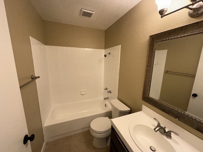 Building Photo - Spacious 3 Bed, 2.5 Bath West Dublin Townh...