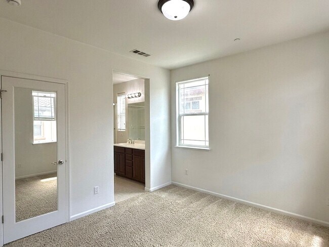 Building Photo - $4,400 / Beautiful 3BR + Bonus Room / 2.5BA Single-Family Home in Warm Springs, Fremont
