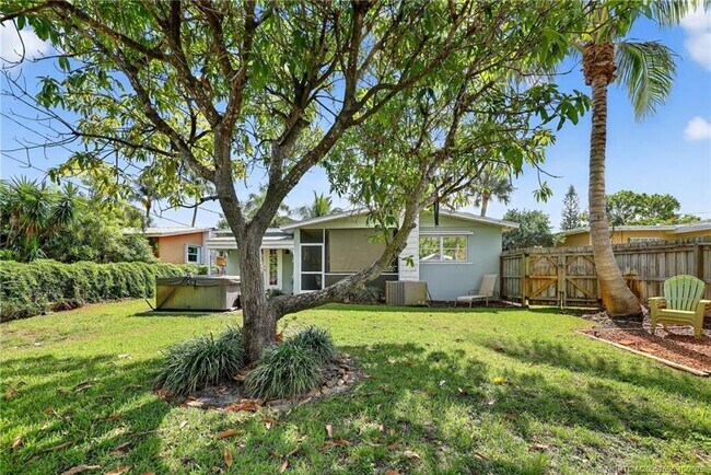 Building Photo - 262 SE Monterey Ave