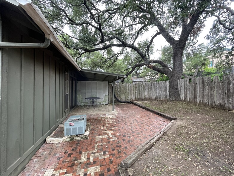 Building Photo - 2608 Carnarvon Ln