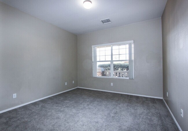 Building Photo - MOVE-IN SPECIAL in Quailwood