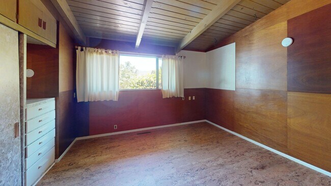 Building Photo - 3 Bed, 2 Bathroom home with large enclosed...