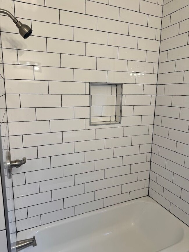 Building Photo - Wonderful Duplex in the Heart of Squirrel Hill!