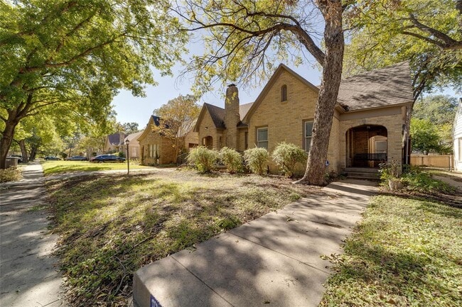 Building Photo - One side of Duplex Available- 2 Bedroom- 1...