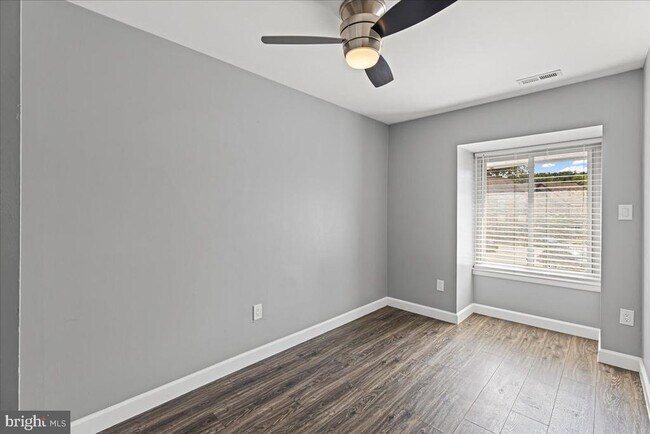 Building Photo - 148 Chelsea Cir