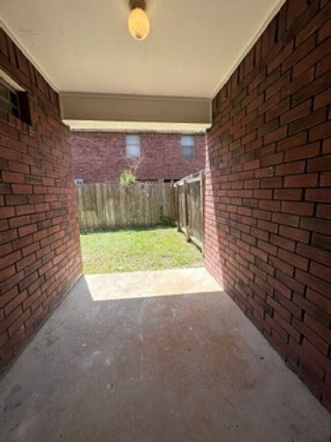 Building Photo - 102 S 48th Ln