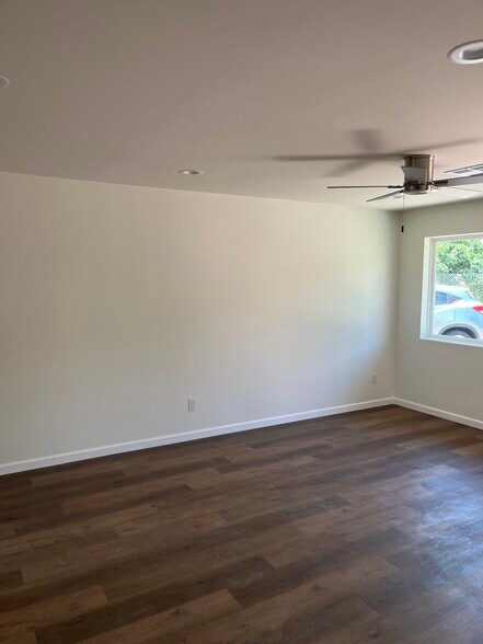 Living Room - 1727 E Oak St